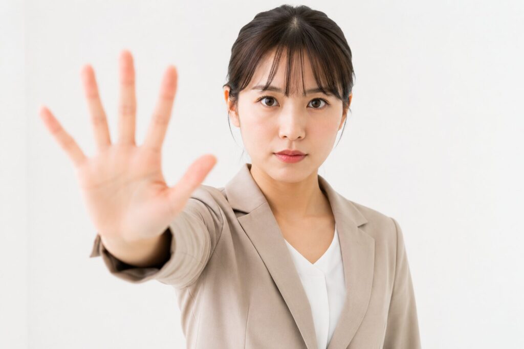 手をパーにしてこちらを見る様子