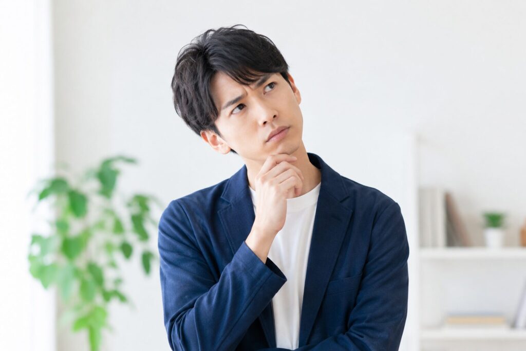首をかしげる男性