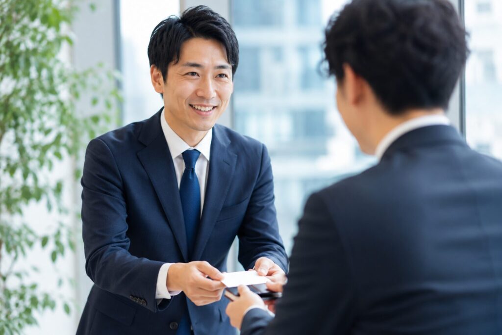 名刺交換をするビジネスマン達